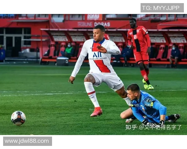 法甲里昂足球明星阵容揭秘及其在赛场上的精彩表现分析